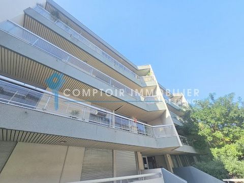 Montpellier Centre / Rabelais, cet appartement FF4 Traversant de 89m2 avec 2 grandes terrasses (17m2 et 12m2), très lumineux grâce à ses grandes ouvertures !! Idéal Résidence principale / Investisseurs (colocation). Au calme vendu avec une place de p...