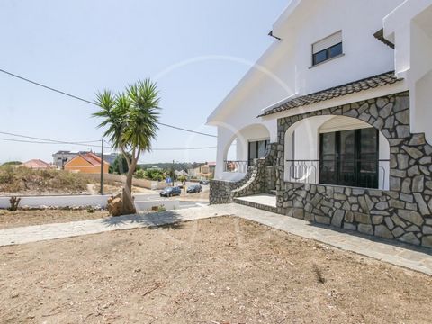 Wohnung in einer freistehenden Villa mit Meerblick, 5 Minuten vom Strand Mata, Costa da Caparica, entfernt. Die Villa, die sich auf einem 760 m² großen Grundstück befindet, verfügt über 2 separate Eingänge und die Wohnung befindet sich im Erdgeschoss...