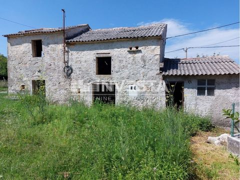 Location: Istarska županija, Motovun, Motovun. Verkauf eines alten istrischen Einfamilienhauses Zum Verkauf steht ein altes istrisches Einfamilienhaus mit einer Fläche von 159 m², das sich auf das Erdgeschoss und das Obergeschoss verteilt. Das Grunds...