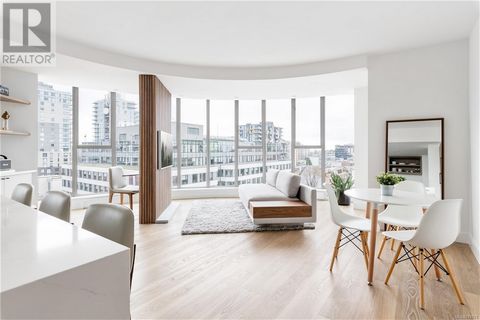 One of the more superior condos in Downtown Victoria, this is Unit 901; a true, top-of-the-line finish, completely renovated and tech-updated corner unit in the iconic Art Deco Juliet building. The southeast-facing 9th-floor condo boasts luxurious fi...