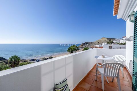 Maison de ville de 2 chambres avec un appartement séparé de 1 chambre avec une vue exceptionnelle sur la mer à vendre à Burgau. A 100 mètres de la plage. Située au cœur du pittoresque village de pêcheurs de Burgau, cette belle villa offre 2 unités ré...