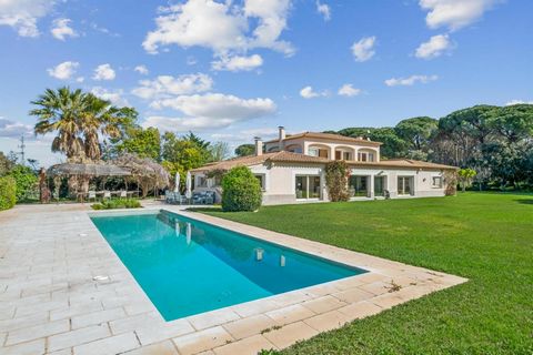 Dans l'une des régions les plus belles et les plus calmes de la Costa Brava, tout près de ses belles plages aux eaux cristallines, au sable fin ainsi que de sa belle et charmante ville médiévale, vous trouverez cette magnifique maison. Qui dispose d'...