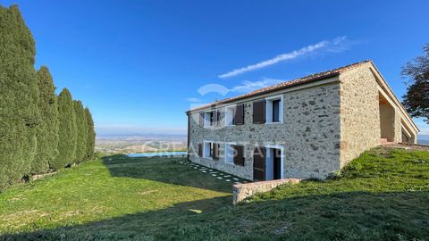 Questa bellissima proprietà si trova in posizione dominante e panoramica sulla Val d’Orcia, vicino a Campiglia d’Orcia. Si compone di un casale su due livelli, di un annesso adibito a locale tecnico, un carport 14x4 sopra il quale è installato un imp...