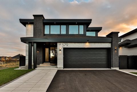 Découvrez cette magnifique maison de luxe, un véritable oasis de tranquillité au bord d'un lac. Construite en 2022, cette propriété allie confort moderne et style raffiné. Dès votre arrivée, vous serez séduit par son architecture élégante et ses espa...