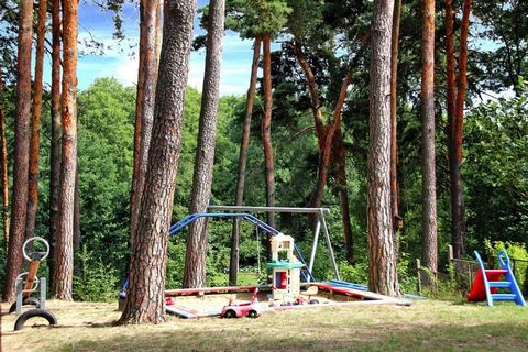 Gemütliches, kleines Feriendorf mit uriger Gaststätte in traumhaft schöner Hanglage zwischen 2 Seen und mit Blick auf das Wasser. Eine schöne Badestelle sorgt für Erfrischung an warmen Sommertagen. Petri Jünger nutzen die guten Angelmöglichkeiten des...