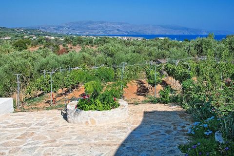 Spacieuse villa en pierre naturelle de style local avec un beau jardin et une piscine privée, à 18 km à l'ouest de La Canée. La conception de la pièce ouverte avec galerie et le mobilier confortable avec WiFi, cheminée et quatre balcons font de vos r...