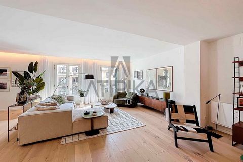 This spectacular 136m2 apartment is located in a completely renovated old building, combining the elegance of classical architecture with modern comforts. The property features an elevator and concierge service. Upon entering the apartment, you will ...