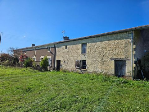 Située à 10 minutes au sud de MONTREUIL BELLAY, direction THOUARS, cette ancienne ferme qui est située dans un environnement calme est à restaurer. Charpentes et toitures en très bon état. La maison de 130 m² environ au rez de chaussée présente un po...