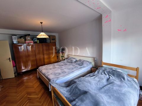 Location: Primorsko-goranska županija, Rijeka, Donja Vežica. We are selling an apartment in a great location. It is located on the ground floor of the house and consists of an entrance hall, a bathroom, two bedrooms, a living room, a unique area of ​...