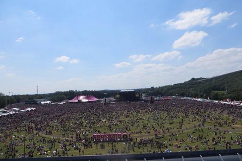 Welkom bij Edisonstraat 22, je ultieme vakantieverblijf genesteld in het pittoreske stadje Landgraaf, in het prachtige Zuid-Limburg. Dit gezellige appartement biedt een sereen uitje voor maximaal 6 volwassenen, compleet met babybedje, en is perfect v...