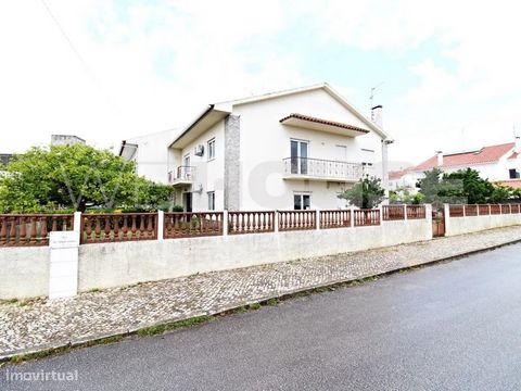 Esta moradia com 4 quartos e 3 casas de banho, construída em um terreno de 420 m2 em Rio Maior, é uma residência espaçosa e confortável, ideal para uma família grande ou para quem aprecia um ambiente amplo e funcional. Aqui está uma descrição detalha...