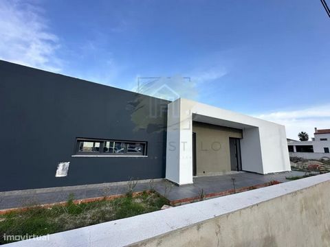 Venha conhecer comigo esta excelentes moradia inserida num magnífico lote com 876 m2 com uma excelente exposição ( nascente/sul/poente), apesar de toda a dimensão do lote e da própria área de construção do imóvel, destaco também a excelente localizaç...