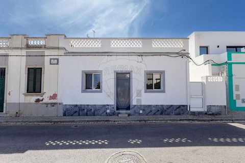 [PT] [DE] [FR] OPORTUNIDADE MORADIA T3+1 LUZ DE TAVIRA! Moradia T3+1 na Luz de Tavira, Tavira Moradia: Corredor/Hall de entrada; Sala de estar e jantar em open space; Cozinha equipada; Despensa; 2 Quartos em suite; 1 Quarto; 1 Divisão/Quarto; 3 Casas...