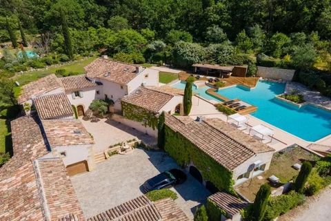 Unique on the Aix market, in the immediate vicinity of the city, in the sought-after district of Montaiguet with a breathtaking view of the Sainte Victoire mountain is this property. It has been carefully renovated, and has developed nearly 550 m2 ar...