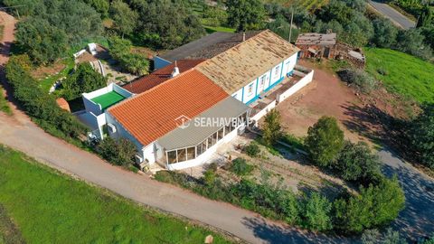 Genießen Sie die Ruhe der Algarve in dieser charmanten Finca mit zwei Schlafzimmern in São Bartolomeu de Messines. Mit einer großen Eingangshalle bietet das Haus 2 klimatisierte Schlafzimmer, ein kürzlich renoviertes Badezimmer, ein gemütliches Wohnz...