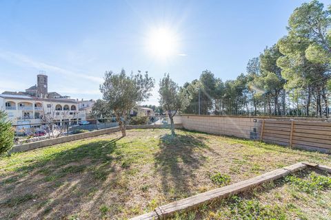 Großes Haus in Garriguella, im Norden der Costa Brava Spanien, 10 km von den Stränden von Rosas entfernt. Gebaut auf einem komplett eingezäunten 838 Quadratmeter großen Grundstück. Das Haus hat eine bebaute Fläche von 253 Quadratmetern und besteht au...