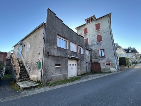 EXCLUSIVITÉ IMMO19.FR / Immeuble entièrement à rénover avec la possibilité de faire minimum six appartements et un autre logement indépendant avec un grand local commerciale. Sans oublier un grand garage avec portes électriques, possibilité de le div...