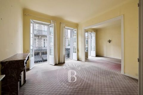 Ideally located in the city center of Biarritz, elegant and large apartment of approximately 112 m². Very bright, the apartment offers a beautiful reception room, a large bedroom and two small bedrooms, all opening onto a balcony, as well as a kitche...