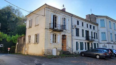 24400 Centre ville de Mussidan maison en pierres de taille sur sous sol. Cette maison se compose d'une entrée et cage d'escalier pour l'étage , wc, salon cuisine ouverte à aménager et à équipée. Cette pièce de vie est largement éclairée par 3 fenêtre...