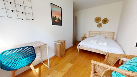 Bonjour, Je propose à la location plusieurs chambres dans un bel appartement partagé de 97 m², situé au 19 rue de Vouillé dans le 15ᵉ arrondissement de Paris. Cet appartement de 5 chambres est idéal pour des personnes en poste, en stage ou en alterna...