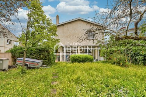 Exclusivité CABINET BEDIN - TOURNEFEUILLE - T3 AVEC JARDIN 200m² . Découvrez cet appartement atypique de type 3 à vendre sur Tournefeuille. Idéalement situé au rez-de-chaussée d'un petit ensemble immobilier comprenant deux habitations et actuellement...