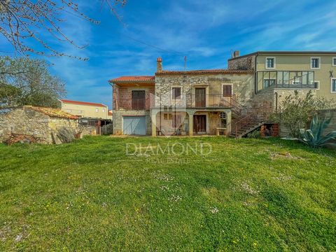 Location: Istarska županija, Novigrad, Novigrad. Istria, zona di Cittanova È in vendita una casa istriana con potenziale nelle vicinanze di Cittanova. È una casa tradizionale istriana bifamiliare con una superficie di 150 m2. La casa si estende su pi...