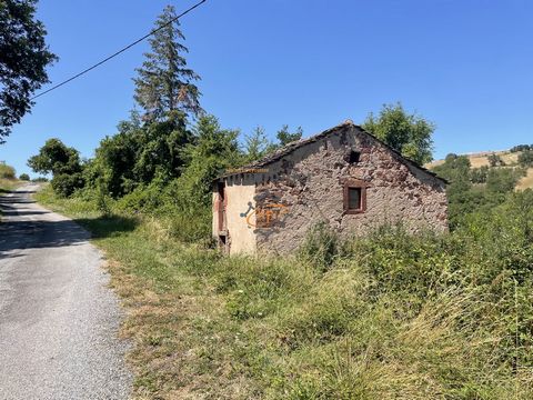 Saint Affrique, secteur, 15 min, terrain de loisir de 10135 m2 avec maison de vigne 30 m2 au sol, puits, bordé par ruisseau. Position dominante et vue dégagée, exposition est-ouest.