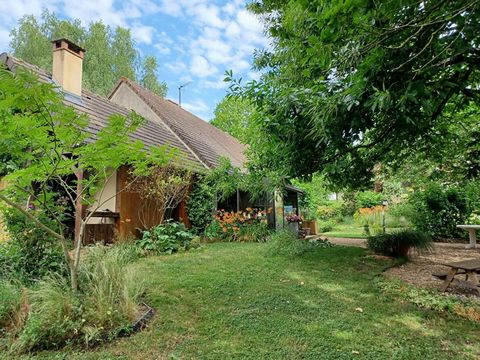 Moutiers au Perche (61110) Agréable pavillon individuel, en village typique du Perche, offrant un séjour avec cheminée, une cuisine ouverte équipée, cinq chambres (dont deux au rez-de-chaussée), deux salles d'eau, et deux wc séparés. Parcelle close d...