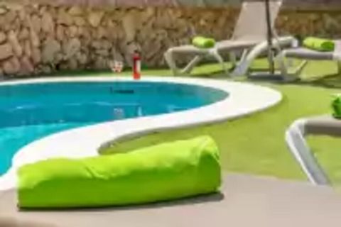 U kunt ontspannen in het prachtige 5 x 2,5 meter grote zoutwaterzwembad, met een diepte van 1,40 meter, en daarna genieten van de Mallorcaanse zon op een ligbed of schaduw zoeken onder een parasol. De tuin bevat kunstgras en verschillende fruitbomen ...