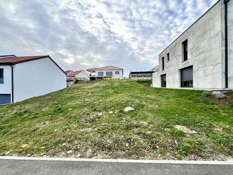 Magnifique Terrain Viabilisé à Woippy Village Situé sur les hauteurs de Woippy Village, ZAC des Chiloux, nous vous présentons un terrain exceptionnel d'une surface de 5,23 ares. Avec une façade généreuse de 16 mètres et une profondeur de 32,75 mètres...