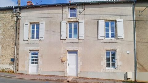 En EXCLUSIVITÉ, je vous présente cette maison mitoyenne idéalement située à proximité du centre-ville. D'une surface de 95 m², elle offre au rez-de-chaussée l'entrée, une cuisine, un séjour, des WC et un accès à la cave. A l'étage, vous découvrirez t...