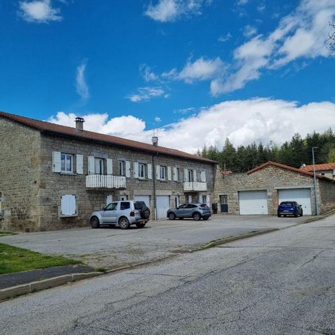 *** EXCLUSIVITE*** SAINT VICTOR MALESCOURS 43140 Idéal investisseur immeuble en mono propriété comprenant quatre logements quatre garages et un entrepôt composé comme suit : En RDC DALLE BETON AU SOL : un appartement de 53m² actuellement loué 273 eur...