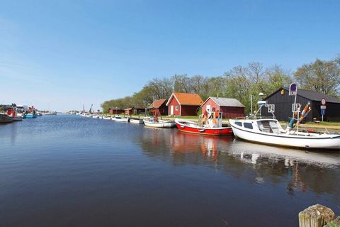 Ferienhäuschen in ruhiger Umgebung bei Stauning und nur ca. 400 m vom Ringkøbing Fjord entfernt gelegen. Dort findet man gute Voraussetzungen zum Surfen und für andere Wassersportarten. Die 40 m2 große Wohnfläche des Hauses ist gut genutzt und präsen...