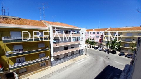 2 bedroom apartment located in a central area of Setúbal. Close to Vanicelos Park, Algodeia Park, 200 m from the Conservatory of Music, Bocage Secondary School and 500 m from Bonfim Stadium and its garden. *REFURBISHMENT WORKS IN PROGRESS The propert...