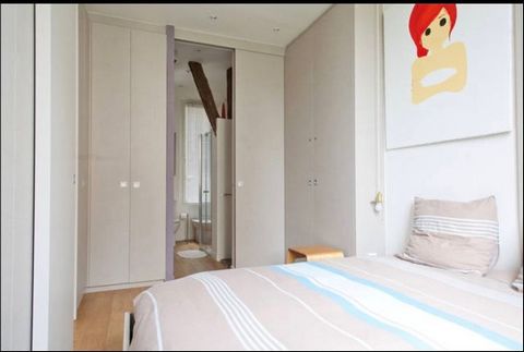 Discover this stunning fully-equipped and air-conditioned apartment (with portable air conditioners), recently renovated by an architect. Ideally located in the heart of Paris, in the 3rd arrondissement, this space blends modern elegance with traditi...