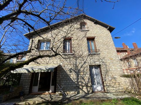 Belle maison de Caractère de 1930 à Mantes la Jolie, 6 pieces de 140m2 qui se compose d’un rez-de-chaussée une entrée avec placard rangements,un wc,un salon avec une cheminée insert,séjour donnant sur la terrasse et le jardin clos arboré ,une cuisine...