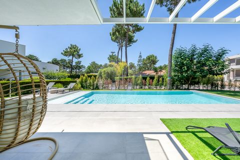 Villa de luxe à Herdade da Aroeira Venez découvrir une résidence darchitecture moderne et fonctionnelle, caractérisée par des lignes droites et une excellente exposition au soleil. Construite avec une structure en béton armé antisismique, cette maiso...