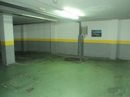 Parkeerplaats in het centrum van Moraira, 100 m van strand en de internationale jachthaven. Breed. In de nieuwbouw. 24,96 gebouwd m², nuttige 13.00 m² oppervlakte. Een lift, een gemakkelijke toegang. Onovertroffen locatie naast de deur ingang en lift...