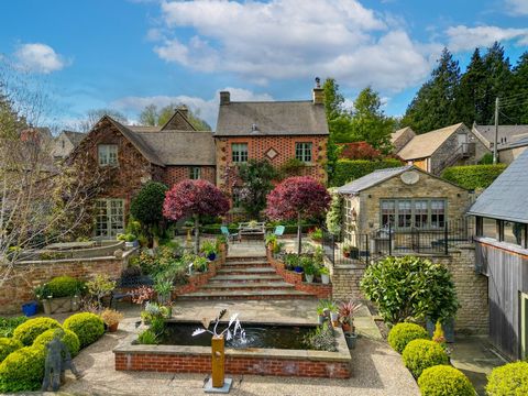 Gelegen in het hart van het meest modieuze deel van de Cotswolds, moet dit prachtige huisje met chocoladedoos worden gezien om het te geloven. Gelegen in Oddington, een van de meest gewilde dorpen van het gebied, is het huis afgewerkt volgens de hoog...