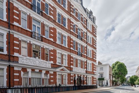 Situé dans l’un des quartiers les plus convoités de Kensington, cet appartement lumineux de quatre chambres se trouve dans un magnifique manoir en briques rouges. L’appartement latéral du rez-de-chaussée est de 2 063 pieds carrés et dispose de hauts ...