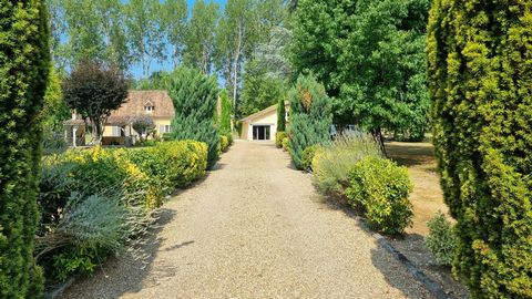 Située au cœur d'un hameau sur la commune de Montpon-Ménestérol (24700), cette superbe demeure Périgourdine de 164m² qui vous séduira au premier coup d'œil bénéficie d'un environnement paisible, offrant calme et sérénité. Répartie sur deux niveaux, c...