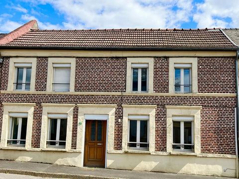 Cristina CASALINHO vous propose cette maison : VIVABLE DE PLAIN PIED Proche de toutes commodités à PIEDS : commerces, bus, écoles, boulangerie, boucherie Cette maison est rénovée. Elle vous offre une entrée qui dessert : AU REZ-DE-CHASSEE : - 1 Salon...