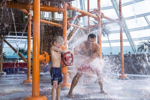 Verblijf in dit fantastische vakantiehuis in Lalandia in Rødby direct aan de Oostzee! Na een heerlijke dag spetteren in het Lalandia Aquadome en alle avonturen in de arcades, is het heerlijk om terug te keren naar je eigen vakantiehuis en wat tijd me...