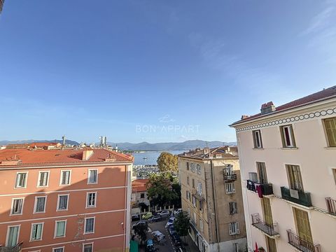 Le Bon'Appart vous propose à la vente sur la commune d'Ajaccio à deux pas du centre ville un appartement de type 4 entierement renové situé au 5ème étage sans ascenseur. Avec une surface de 74 m2, cet appartement en pignon trés lumineux bénéficie d'u...