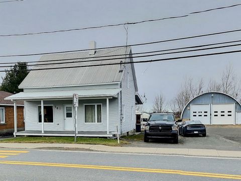 Occasion unique. Cette propriété situé au coeur du village de St-Norbert d'Arthabaska, possède un grand garage pouvant être utilisé pour vos projets entrepreneurial. La maison peut être habité par l'acheteur ou loué pour une famille. Situé à proximit...