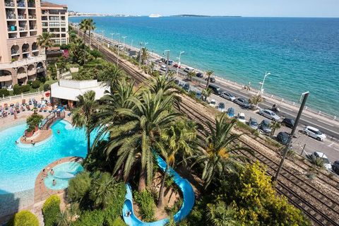 Im lebhaften Viertel Cannes La Bocca gelegen, bietet diese einladende Residenz die perfekte Mischung aus Entspannung am Meer und Stadterkundung. Das Anwesen ist um einen atemberaubenden Außenpool herum angelegt und von üppigen Gärten umgeben und biet...