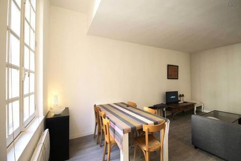 Ce charmant appartement de 60 m², situé au deuxième étage d'un bel immeuble du XIXe siècle, allie à la perfection élégance et confort. Niché rue Ausone au cœur de Bordeaux, il offre un accès immédiat à de nombreuses attractions culturelles et culinai...