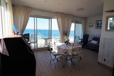 Beautiful T2 sea view on the 1st floor without elevator consisting of entrance with cupboard with washing machine and dryer, open kitchen including microwave, oven, vitro hob, extractor hood, combined refrigerator, dolce gusto coffee maker, filter co...