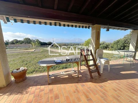 Située à Eyragues (13630) à 6 km de Saint Remy de Provence, belle situation dominante au calme avec vue imprenable sur les Alpilles pour cette maison à rénover. Construite dans les années 80, sur une parcelle de 2000 m2 avec un grande piscine de 5x11...