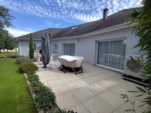 Cette propriété offre un cadre de vie idéal à la campagne, avec un terrain plat et clos de 1936 m². Proche d'une gare, elle bénéficie d'une exposition Sud-Ouest agréable. Les aménagements extérieurs incluent un jardin bien entretenu, une place de par...